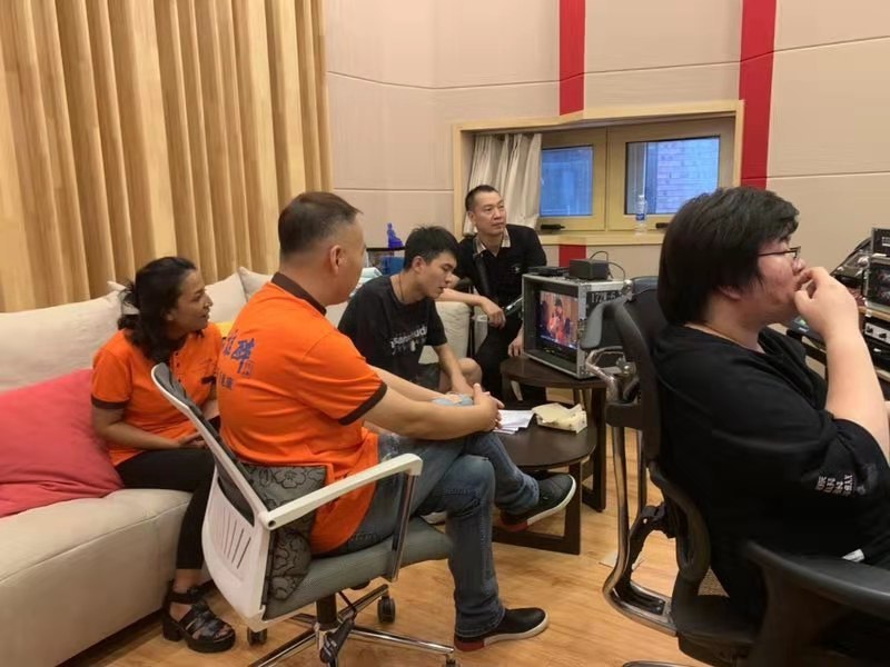 人民日?qǐng)?bào)客戶端：眾星齊唱和平之歌 點(diǎn)亮世界和平之燈