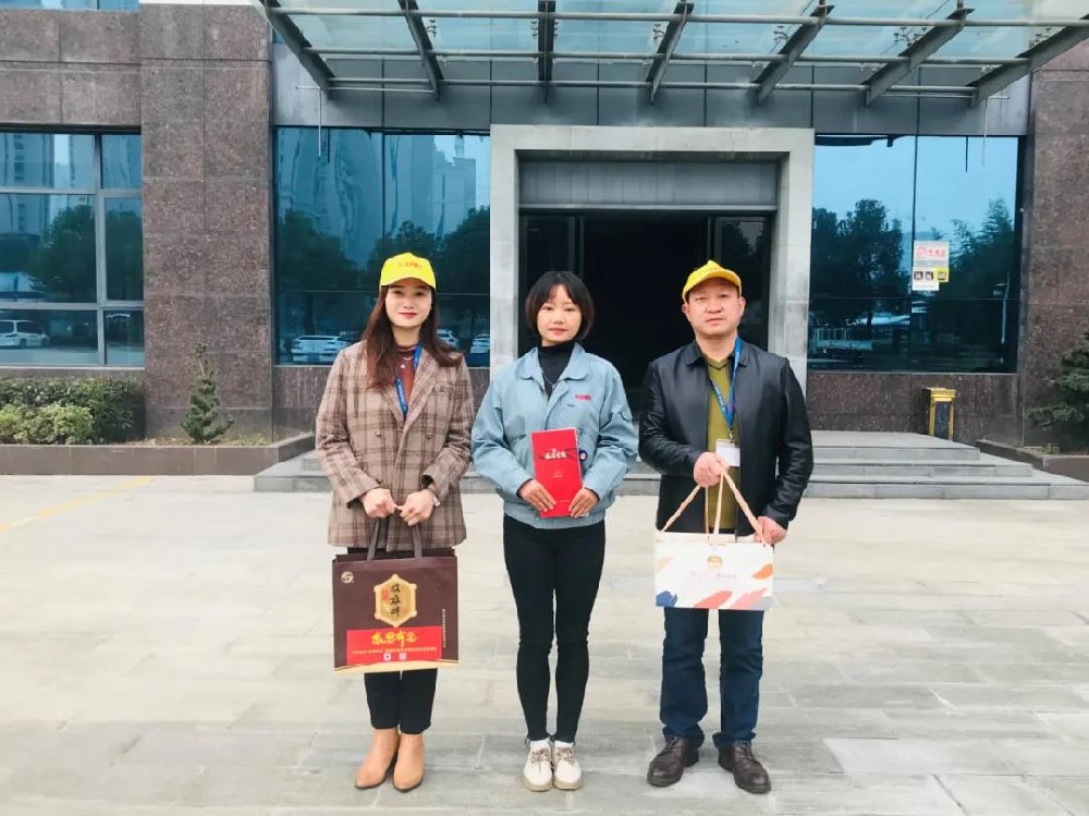 【雙雄醉贊助襄陽企業(yè)家暖心工程系列報(bào)道】中日龍（襄陽）機(jī)電技術(shù)開發(fā)黨支部書記胥艷，湖北嘉輻達(dá)節(jié)能科技董事長楊輝收到多方生