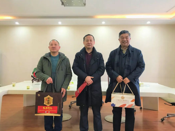 【雙雄醉贊助襄陽企業(yè)家暖心工程系列報(bào)道】湖北創(chuàng)業(yè)藥業(yè)有限公司總經(jīng)理謝華收到多方生日祝福！