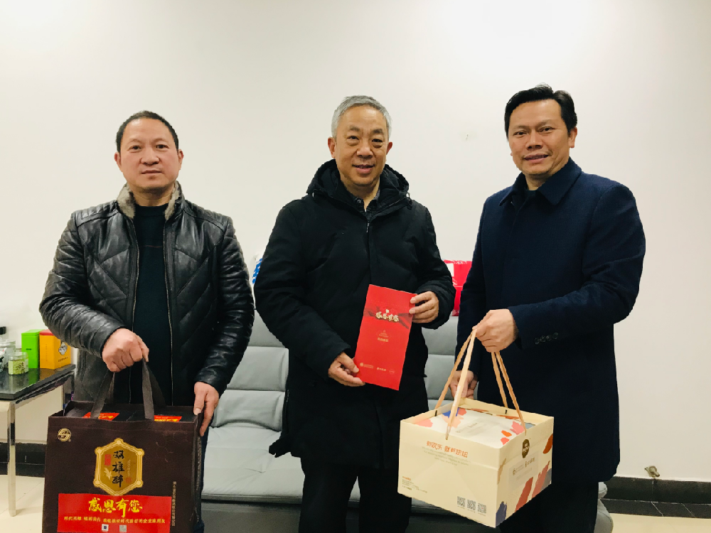 【雙雄醉贊助襄陽企業(yè)家暖心工程系列報(bào)道】鼓樓商場(chǎng)總經(jīng)理宋斌、湖北華電襄陽發(fā)電董事長汪家軍收到暖心祝福