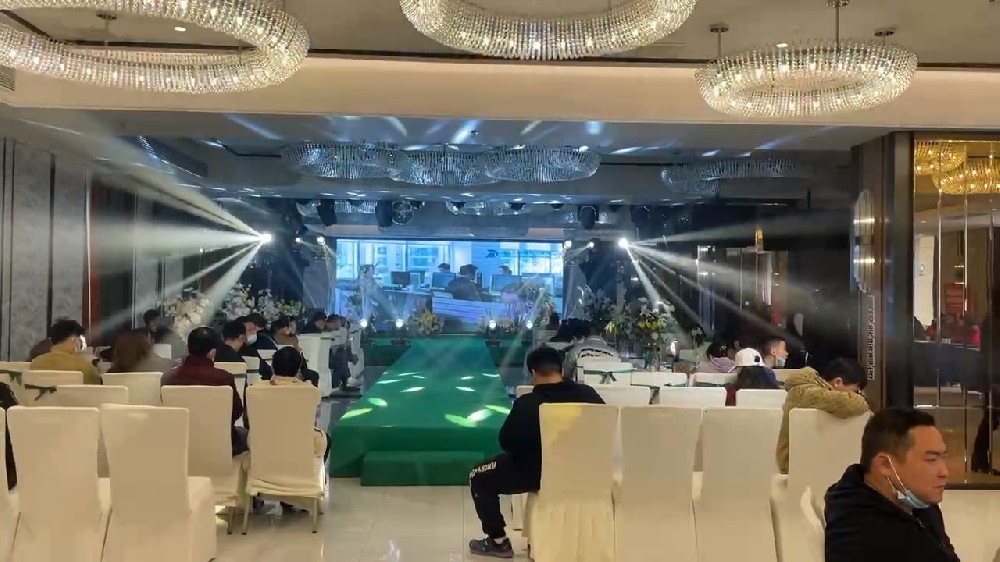 雙雄醉為婚禮秀添彩，追求時(shí)尚與健康的新人們?yōu)殡p雄醉健康酒點(diǎn)贊