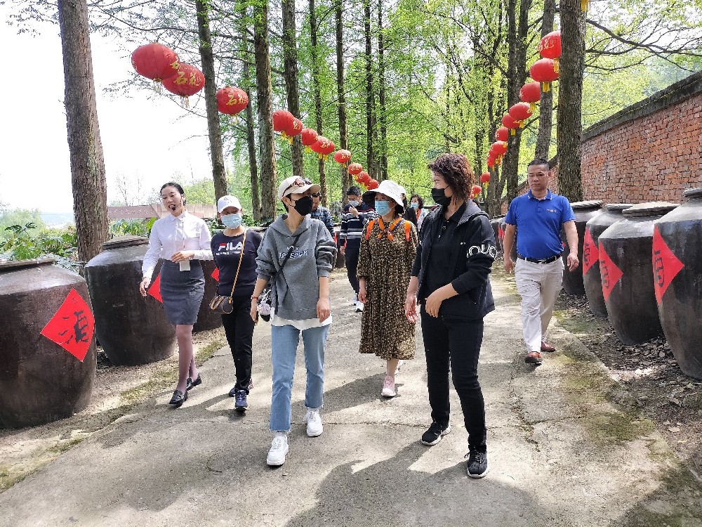 品雙雄醉，享藝術(shù)人生，襄陽(yáng)市知名藝術(shù)家走進(jìn)石花雙雄醉