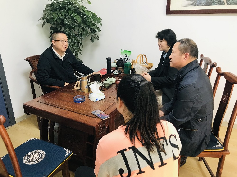 【雙雄醉贊助襄陽(yáng)企業(yè)家暖心工程系列報(bào)道】天風(fēng)證券葉繼華總經(jīng)理、楚色傳媒楊勇總經(jīng)理、黃曉燕董事長(zhǎng)、梅心樂董事長(zhǎng)收到暖心生日