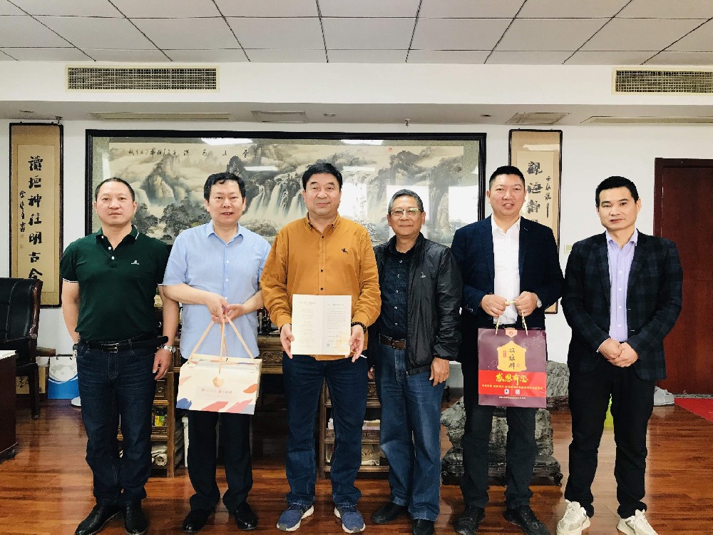 【雙雄醉贊助襄陽企業(yè)家暖心工程系列報(bào)道】襄陽市物流協(xié)會執(zhí)行會長熊艷斌、元大糧油董事長王龍?bào)w收到暖心生日祝福