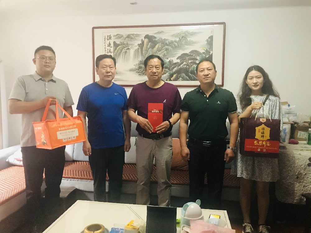 【雙雄醉贊助襄陽(yáng)企業(yè)家暖心工程系列報(bào)道】航宇救生裝備董事長(zhǎng)馬永勝、美年大健康總經(jīng)理岳勇、加盟合伙人龍大學(xué)、劉寶林收到暖心