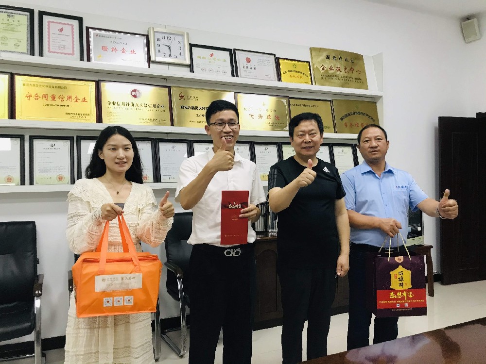 【雙雄醉贊助襄陽企業(yè)家暖心工程系列報道】張瑞副總經(jīng)理、黎柏康總經(jīng)理、吳厚富董事長、王建軍總經(jīng)理、聞賽琦總經(jīng)理收到多方生日