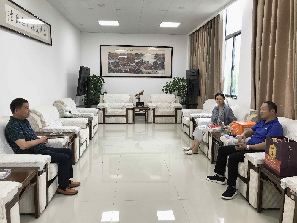 【雙雄醉贊助襄陽企業(yè)家暖心工程系列報道】中盛電氣黨委書記陳善軍、湖北新日電動車易必勇總經(jīng)理、食之味商貿(mào)曹莉董事長收到暖心