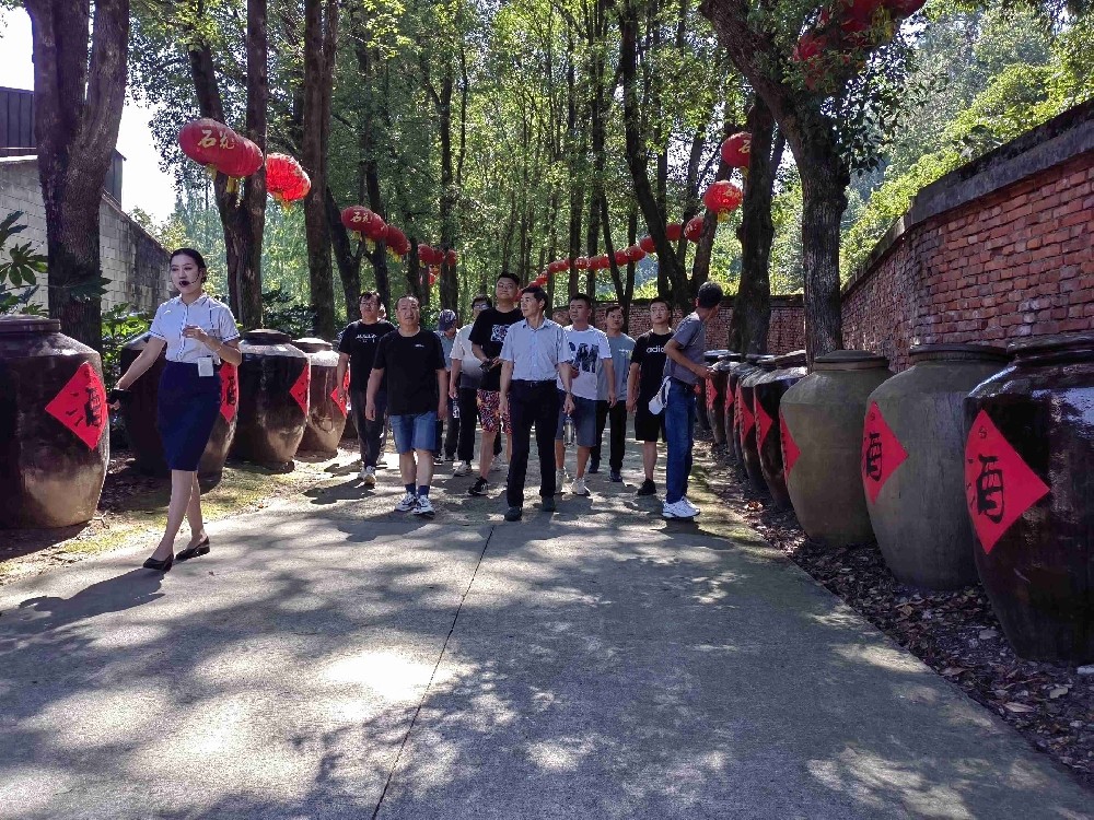 雙雄醉樊城區(qū)域核心客戶(hù)走進(jìn)心靈之旅，暢享健康游