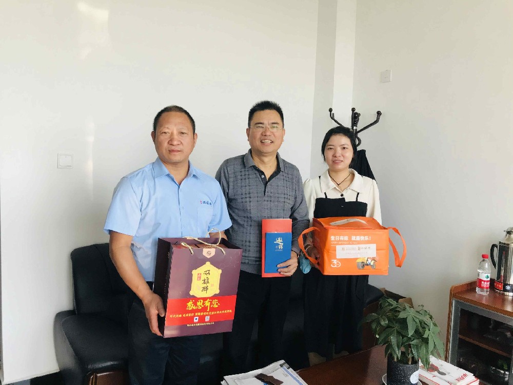 【雙雄醉贊助襄陽企業(yè)家暖心工程系列報道】企業(yè)家吳兆峰、張軍紅、林云光、任衛(wèi)忠收到暖心生日祝福