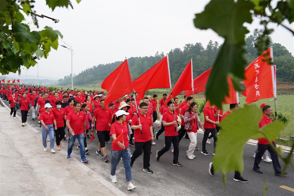 “石花雙雄醉杯”石花鎮(zhèn)“美麗鄉(xiāng)村行·全民健步走”活動(dòng)吸引近萬(wàn)群眾參與