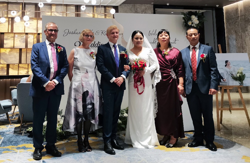 雙雄醉酒見(jiàn)證英國(guó)小伙與中國(guó)姑娘的跨國(guó)之戀