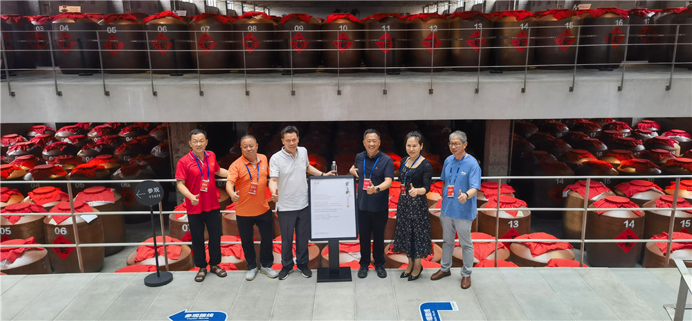 熱烈歡迎四川環(huán)龍工業(yè)集團領(lǐng)導(dǎo)蒞臨雙雄醉參觀指導(dǎo)