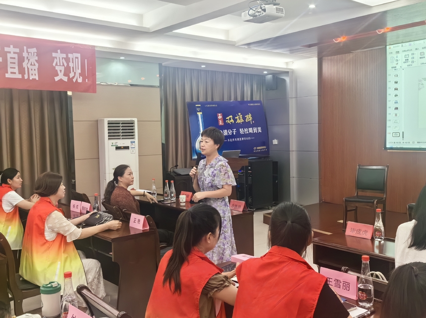 谷城石花鎮(zhèn)基層通訊員培訓班在石花酒廠舉行