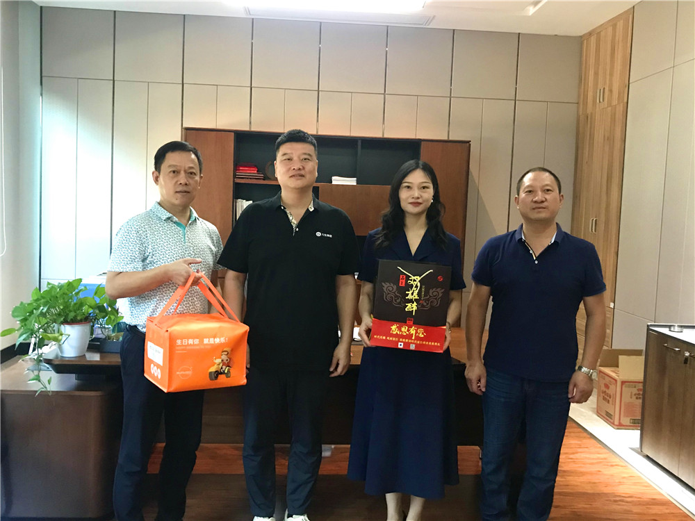 【雙雄醉贊助襄陽企業(yè)家暖心工程系列報(bào)道】湖北力生電纜有限公司總經(jīng)理沈勇剛、襄陽新金開泵業(yè)有限公司副總經(jīng)理王安進(jìn)等收到暖心