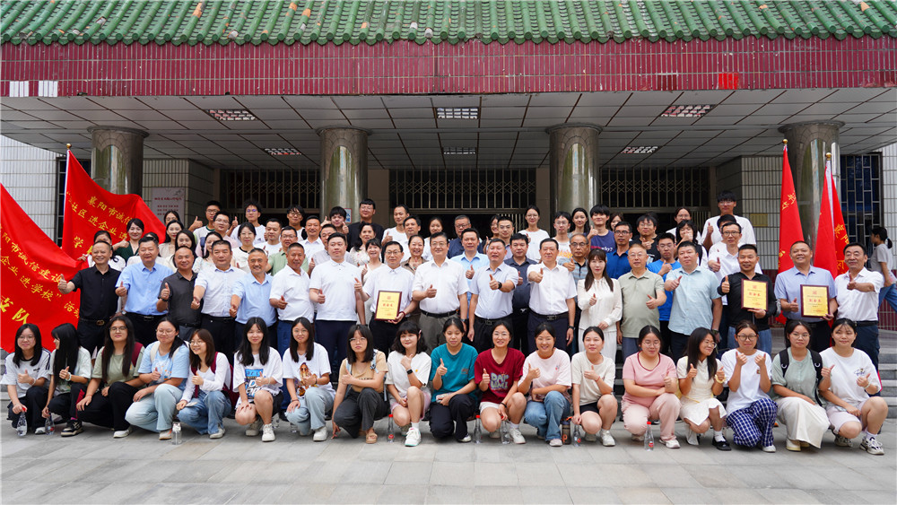 總經(jīng)理鄭書軍在襄陽市誠信建設(shè)“進(jìn)社區(qū)、進(jìn)企業(yè)、進(jìn)學(xué)?！被顒訂觾x式上代表誠信企業(yè)發(fā)言