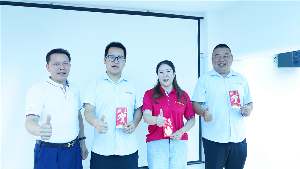 石花雙雄醉召開十月月會(huì) 表彰先進(jìn)模范激勵(lì)全員奮進(jìn)