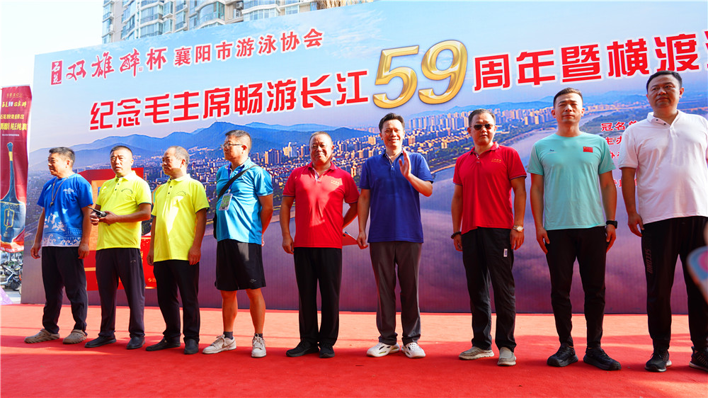 石花雙雄醉再襄盛舉 千人橫渡漢江紀念毛主席暢游長江59周年?