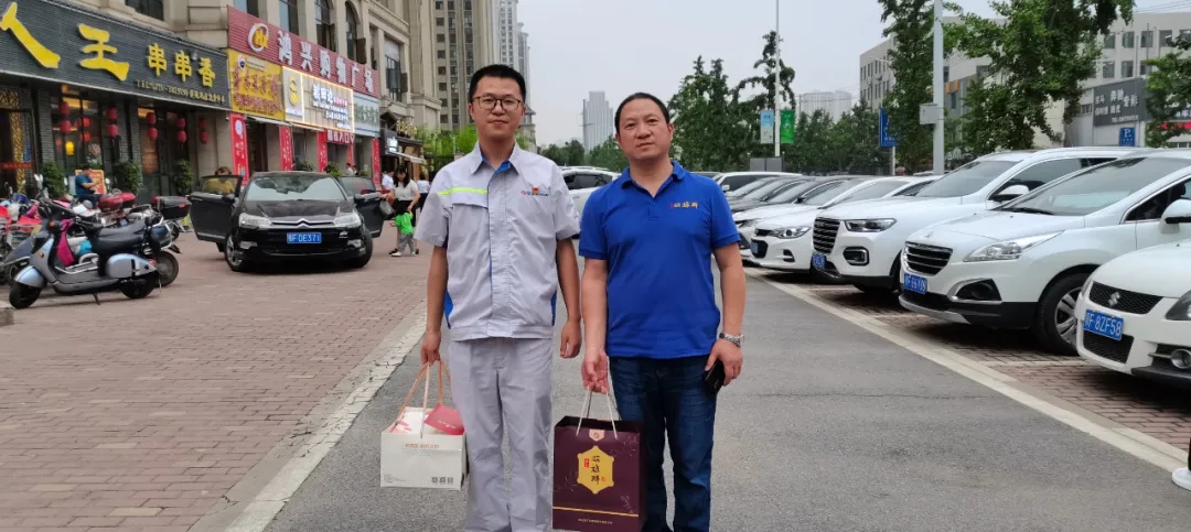 石花雙雄醉聯(lián)合襄陽企業(yè)聯(lián)合會(huì)/企業(yè)家協(xié)會(huì)為三位過生日的襄陽市優(yōu)秀企業(yè)家送蛋糕