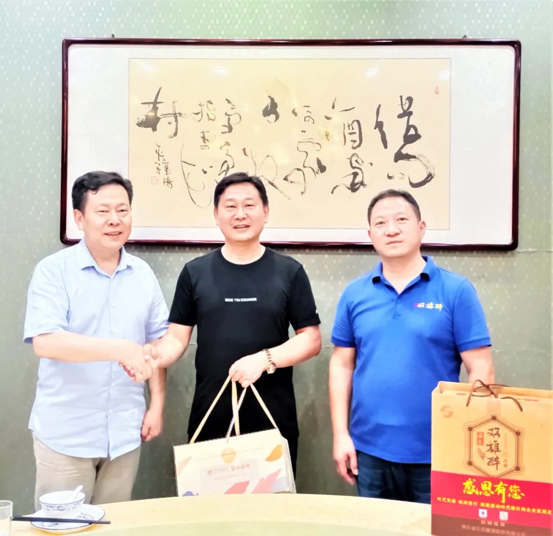 石花雙雄醉聯(lián)合襄陽企聯(lián)/企協(xié)為湖北匯智銘傳生物科技股份公司總經(jīng)理張富強，襄陽唐冠盛世數(shù)字科技有限公司工會主席余繼紅送上生