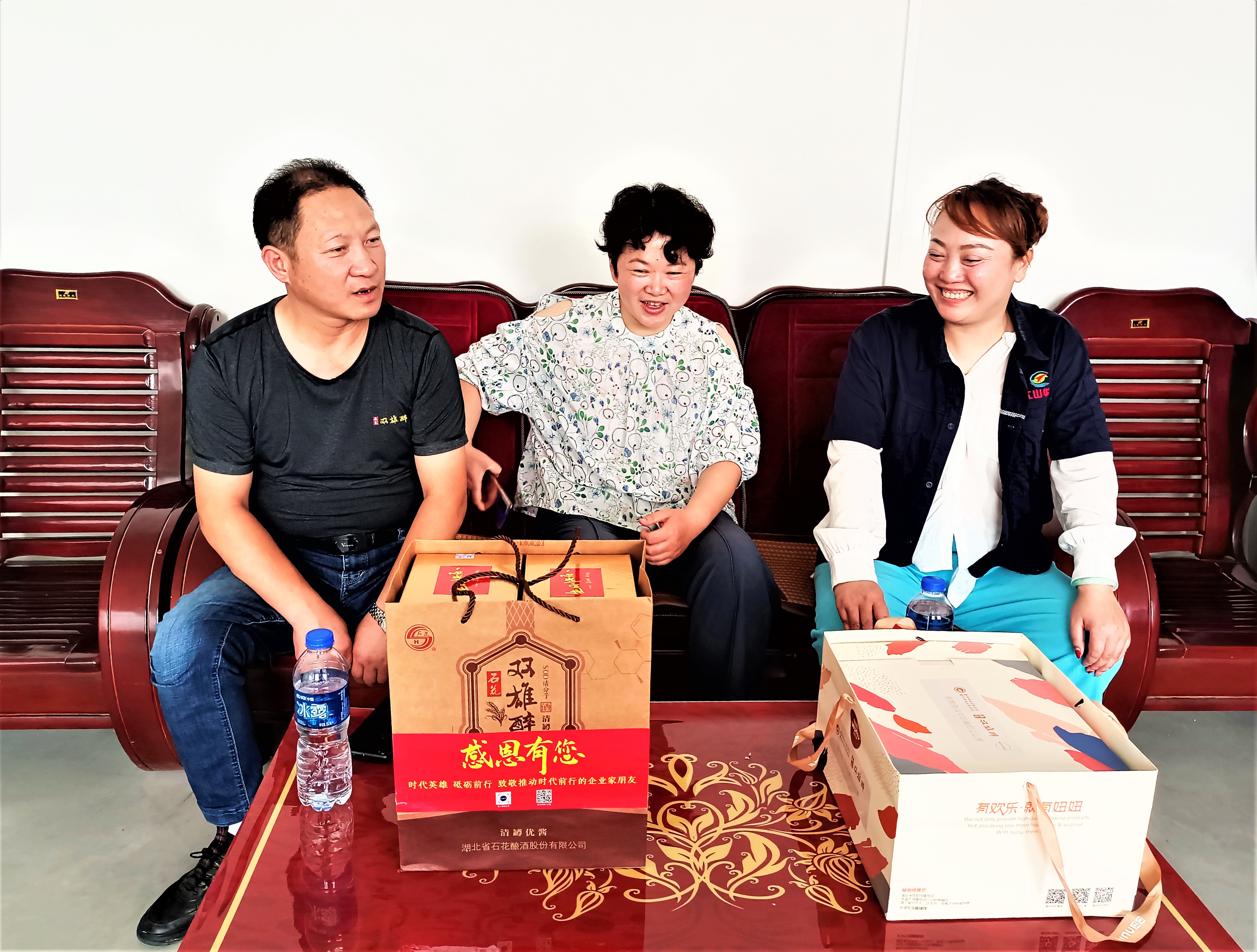 襄陽企聯(lián)攜手雙雄醉為江山華科數(shù)字設備科技總經(jīng)理劉基國、際華三五四二紡織黨委書記周詠友、金立豐農(nóng)業(yè)發(fā)展董事長雷玉紅送祝福