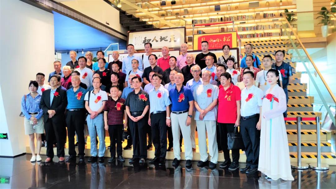 石花雙雄醉傾情支持《情寄古城襄陽，墨韻漢江封面——梁發(fā)國書法展》