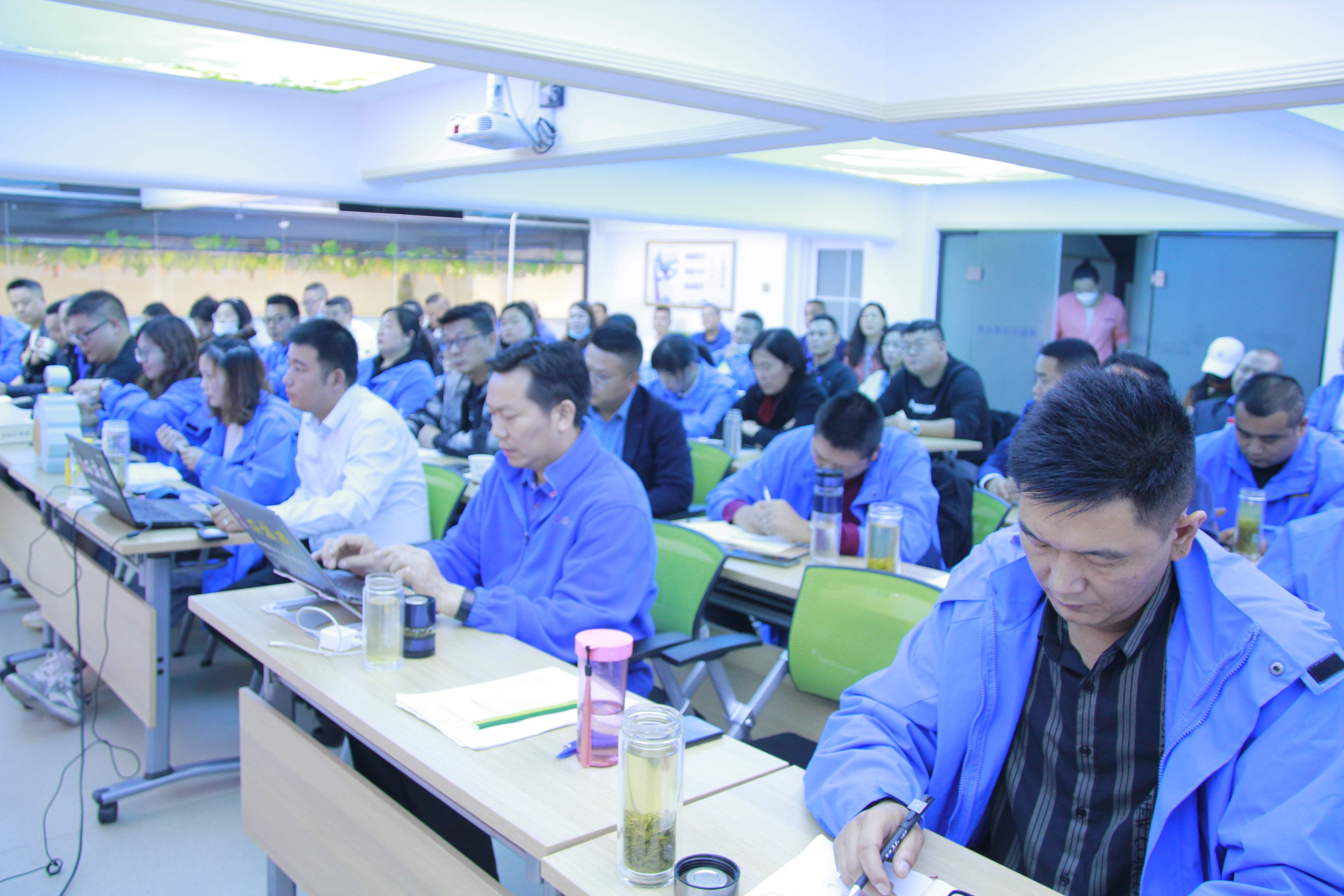 五一勞動節(jié)，雙雄醉酒敬英雄，5月月會表彰優(yōu)秀集體和先進(jìn)個(gè)人