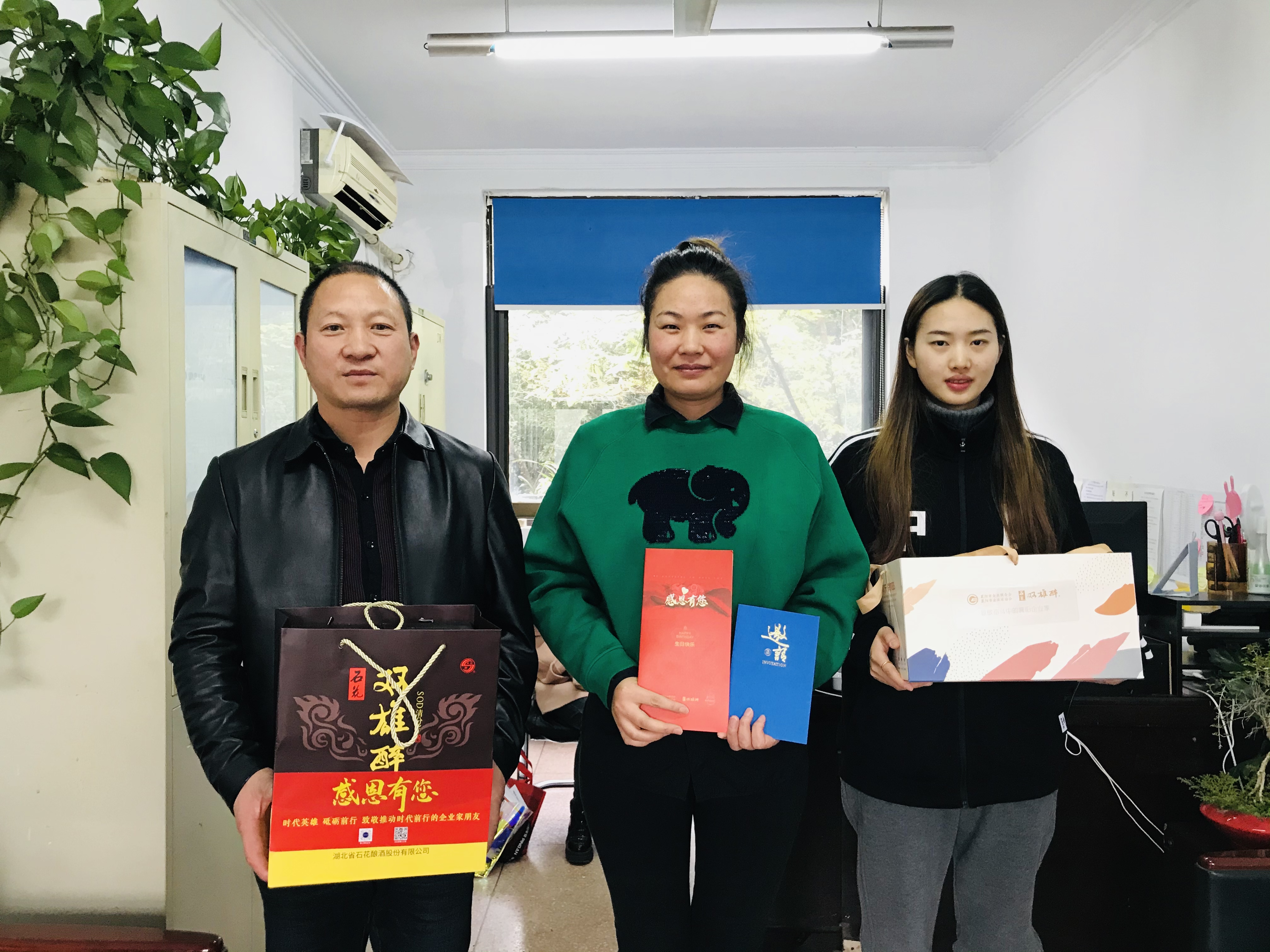 【雙雄醉贊助襄陽企業(yè)家暖心工程系列報(bào)道】企業(yè)家顧勇、魏樂、郭成林、王華忠、謝遠(yuǎn)偉收到暖心生日祝福