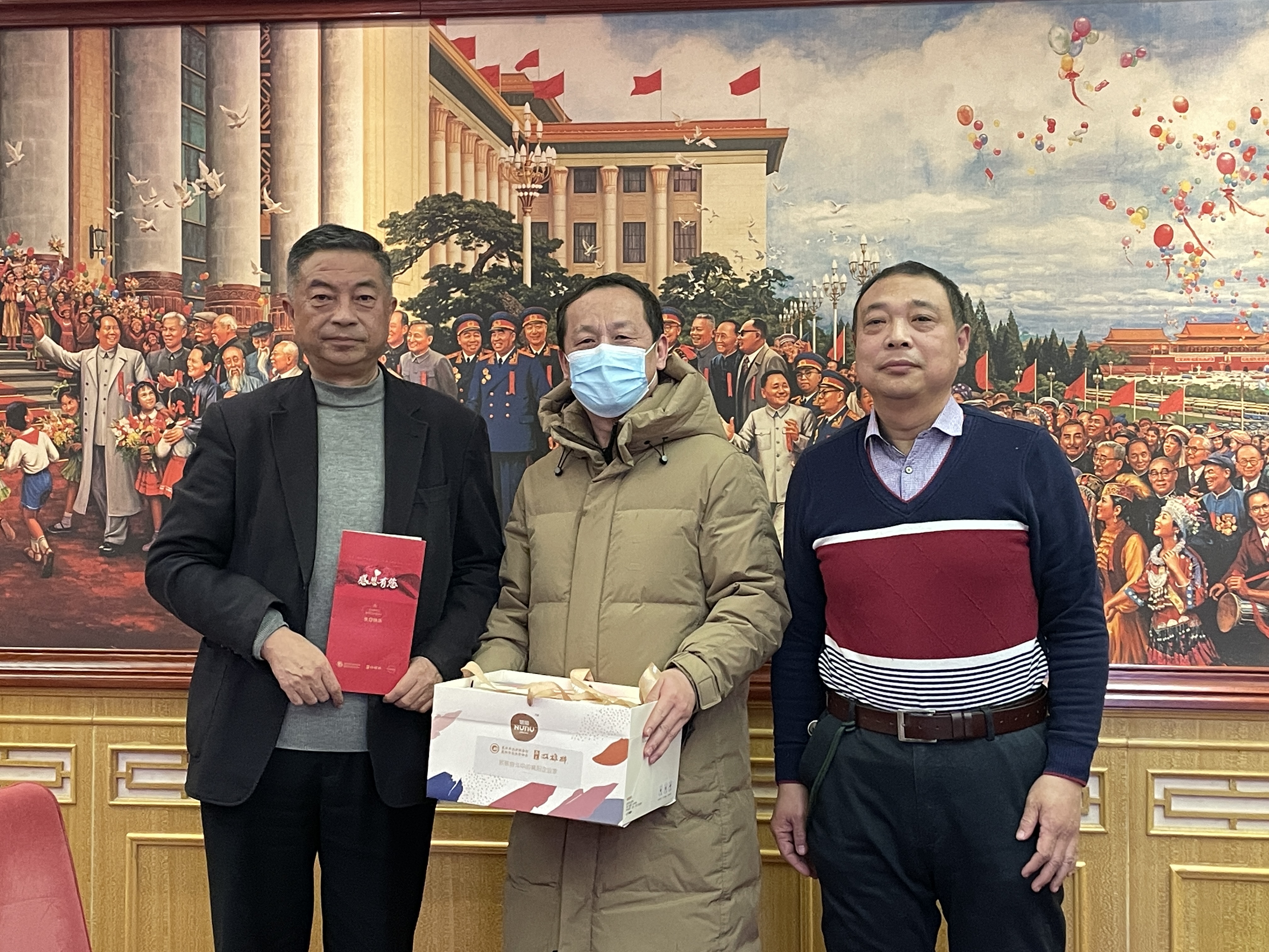 【雙雄醉贊助襄陽企業(yè)家暖心工程系列報道】企業(yè)家謝華、彭明、岳平、陳志江、梁元龍、王濤、林建秋、陳國洪、楊華等收到暖心生日