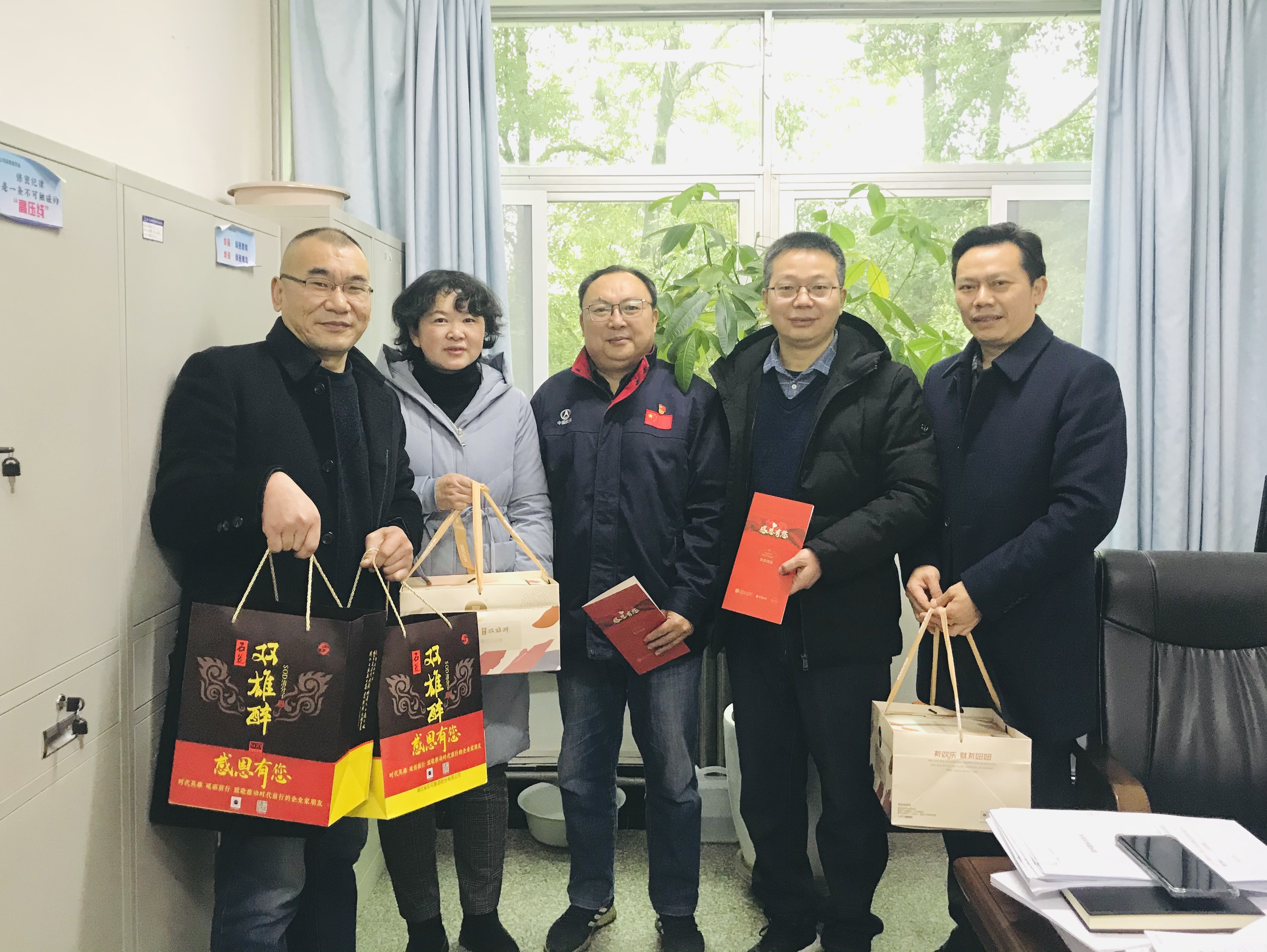 【雙雄醉贊助襄陽企業(yè)家暖心工程系列報道】企業(yè)家王春山、喬應(yīng)克、劉智昊、邵京城、周萍、朱勇斌、曹小鋒、高健、趙芳等收到暖心