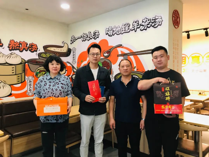 【雙雄醉贊助襄陽企業(yè)家暖心工程系列報道】企業(yè)家黃祝清、韓旭、黃昊、張瑞等收到暖心生日祝福